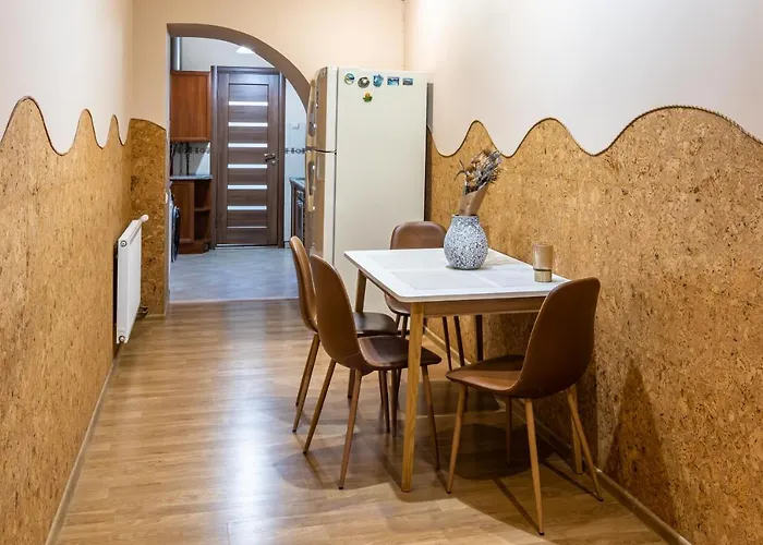 The Main Square! 2 Separated Bedrooms, Balcony Διαμέρισμα