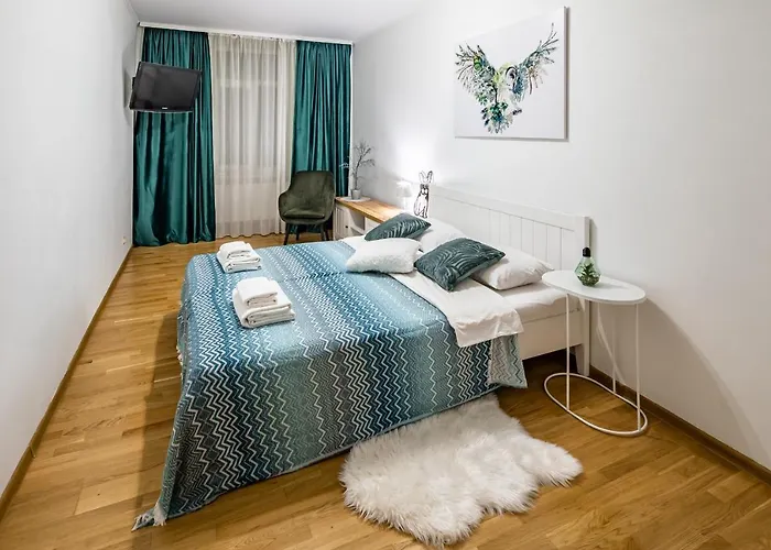 The Main Square! 2 Separated Bedrooms, Balcony Apartman